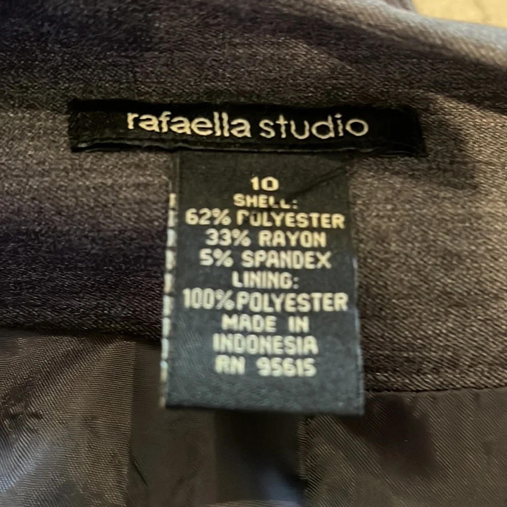 Rafaella Studios Women’s dark gray skirt - size 10